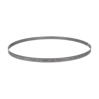 Ett slätt, silvergrått sågblad med loopar har sidomarkeringar som visar dess dimensioner och tänder per tum.