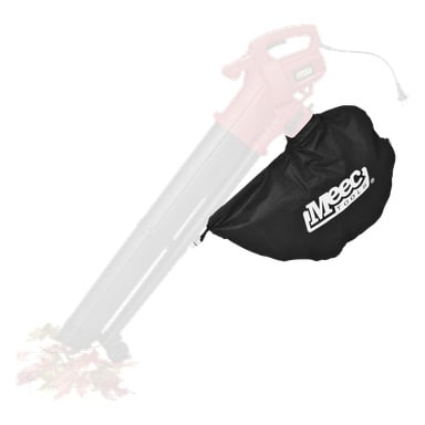 En svart Meec Tools lövblåsarpåse ses fäst och samlar löv; Den dämpade fläkten framhäver själva väskan.