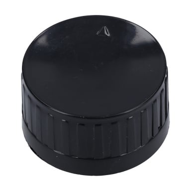 Närbild på Button F. 016963, en svart plastlock med räfflade kanter och en liten triangel på ovansidan.