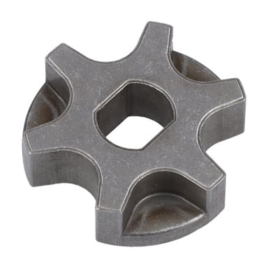 Kedjedrift F. 013185 är en metallbit med ett sexkantigt mitthål med fem rundade, kugghjulsliknande utskott.