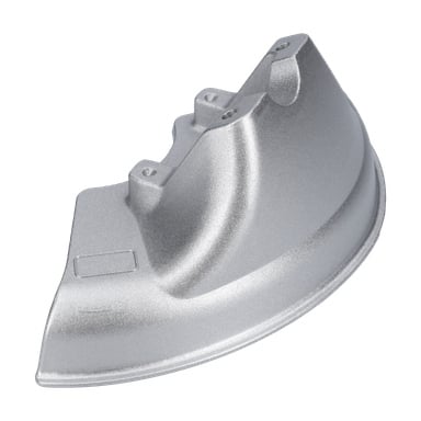 En böjd metallskärm med blank silverfinish, två monteringshål, en upphöjd spårad sektion och en platt flik.