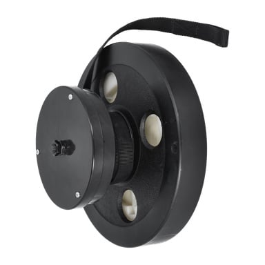 En svart dragskodragare har en cirkulär design med runda utskärningar, en utstickande cylindrisk del, synliga skruvar, ett litet handtag och en tygrem som är fäst upptill.