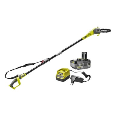 En Ryobi One+ batteridrevet beskjæringssag med teleskophåndtak (modell RPP1820-140), vist sammen med batteripakke, lader og veggadapter.