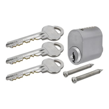 En satinkromad Hard Head Lock Cylinder visas tillsammans med tre matchande metalltangenter och två långa skruvar.