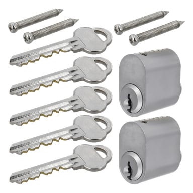 Två satinkromade Hard Head Lock-cylindrar, sex matchande silvernycklar och fyra metallskruvar är prydligt placerade för visning.