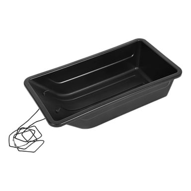 Kayoba Sled do wędkowania pod lodem to przestronne, czarne plastikowe sanie użytkowe o prostokątnym kształcie i dwóch przymocowanych linach. Sanie są puste.