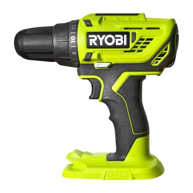 En klargrön och svart Ryobi One+ R18DD32-0-skruvmejsel syns från sidan, med ett svart handtag, justerbara vridmomentinställningar och RYOBI-logotypen på sidan. Basen visas utan batteri anslutet.
