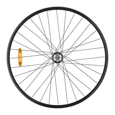 Bakfälgen på mountainbiken har ett svart hjul med smala ekrar, ett silverfärgat mittnav och en gul reflektor på ena sidan.