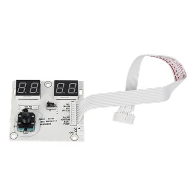 Vit elektronisk panel med två digitala displayer, vridningsknapp, knappar, smådelar och en platt flatkabel till en kontakt.