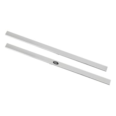 Två långa, smala silverremsor märkta "Strip Door F.Whl 108Cm U/L 2-P" ligger parallellt; en har en oval Ford-logotyp.
