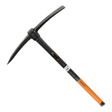 Eine Fiskars-Spitzhacke mit einem schwarz-orangefarbenen Farbschema hat auf einer Seite eine spitze Spitze und auf der anderen eine Meißelkante. Der Kunststoffgriff trägt das Etikett "Fiskars".