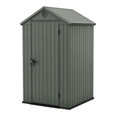 Keter Darwin 4x4-förrådet är kompakt och grågrönt, utformat med ett sluttande tak, vertikala paneler, en enda dörr säkrad med ett svart lås och en cirkulär ventil placerad högt på framväggen.
