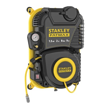 Stanley Fatmax FMXCMD152WE luftkompressor med slangrull, visad i svart och gult, inkluderar synlig tryckmätare, strömbrytare, ansluten slang och en etikett med specifikationerna: 1,5 hk-motor, 2-liters kapacitet, 8 bar maxtryck och 9-meters slang.