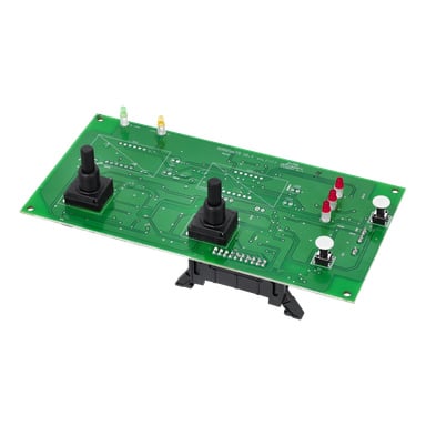 Kretskort T.016793 har två svarta joysticks, flera röda, gula och gröna LED-lampor samt diverse komponenter på ett upphöjt grönt kort.