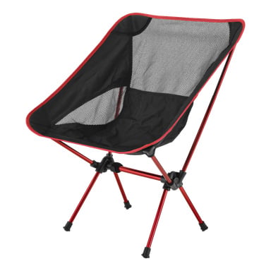Der Kayoba Klapp-Campingstuhl hat eine leichte, zusammenklappbare Struktur mit einem schwarzen Netzsitz und einem roten Metallrahmen. Der Stuhl ist leicht schräg positioniert.