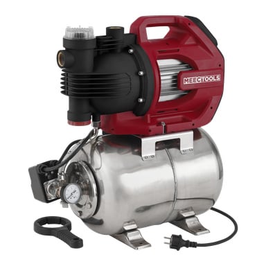 Bilden visar en Meec Tools Hydrophore-pump i rött och svart, kopplad till en trycktank i rostfritt stål. I närheten finns en tryckmätare, en skiftnyckel och ett eluttag.