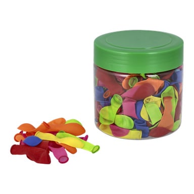 Läpinäkyvä muovipurkki, jossa lukee "Robetoys Water Balloons 250 Pack" vihreällä kannella, sisältää erilaisia värikkäitä tyhjennettyjä ilmapalloja, ja lisäksi purkin vieressä on kirkkaita tyhjennettyjä ilmapalloja.