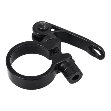 Närbild av Saddle Clamp F. 024032, en svart metallklämma för cykelstolpen med snabbutlösarspak och justeringsknopp.