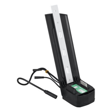 En vertikal batteriladdare i svart och silver med strömkabel, metallstöd och flera indikatorlampor vid basen.