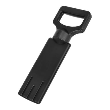Ett svart plastredskap med brett handtag som har ett utskärningsfönster och ett platt rektangulärt blad med tre grunda spår i spetsen.