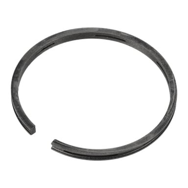 Oljering T.013515 har en mörk metallfinish, rund form, ett glapp och fina spår längs kanten.