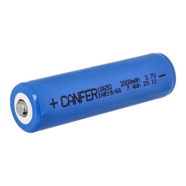 Blått cylindriskt batteri T.018814 markerat 2000 mAh, 3,7V, 7,4Wh, kanaffer; Positiv terminal synlig på vänster sida.