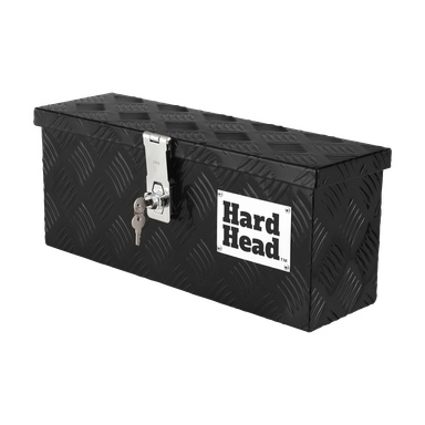 Eine Hard Head Aluminiumbox mit schwarzer Metallfassade, verziert mit einem Diamantmuster. Es hat ein silbernes Schloss und zugehörige Schlüssel und trägt auf der Vorderseite ein Hard-Head-Logo.