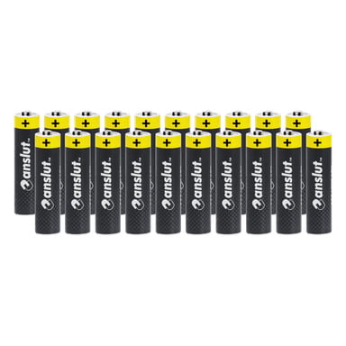 Tjugo AA-batterier från ett Anslut Extreme Power 20-paket är prydligt uppradade vertikalt, där varje batteri visar märket och är ett plustecken för den positiva änden. Batterierna är svarta och gula, placerade tätt tillsammans.
