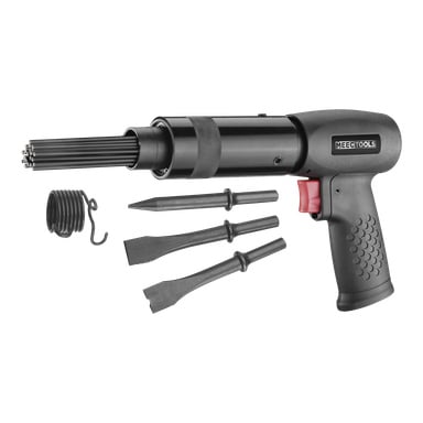 En pneumatisk nålmätare/hammare från Meec Tools med svart kropp och röd avtryckare, med Meec Tools-logotypen och åtföljd av fyra utbytbara tillbehör, inklusive mejslar och en spiralfjäder.