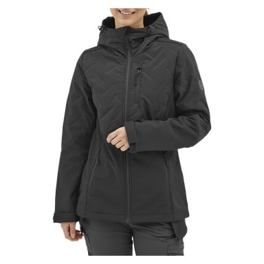 Man visar Bluewear Jennys lätt vadderade softshell-jacka för kvinnor i svart, som inkluderar dragkedjefickor, hög krage och ett diskret mönster. En hand håller i en del av jackan medan den andra vilar avslappnat vid sidan.