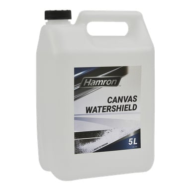 En 5-liters Hamron Cover vattentätningsbehållare gjord av plast, med svart skruvlock och integrerat handtag. Dess etikett visar varumärket och produktnamnet tillsammans med grafiska designer, och innehåller även texten "Made in Sweden.