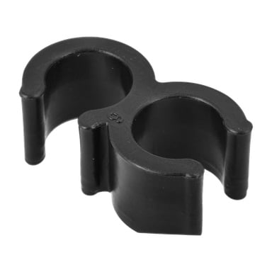 Svart plastklämma med dubbla halvcirkelformade spår, gjord för att greppa och säkra rör eller kablar för högtryckstvätten.