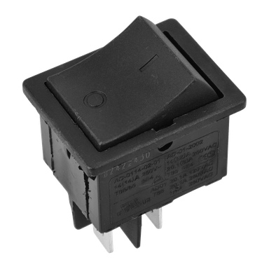 Närbild på en svart, rektangulär högtryckstvättsströmbrytare med I- och O-symboler, plus metallstift nedanför för elektriska anslutningar.