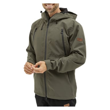 En man ler och justerar sina händer medan han visar Kayoba Outdoor Men's Helag-shelljacka. Den olivgröna jackan har huva, hög krage och vertikala bröstfickor med svarta dragkedjor. Han bär den med svarta byxor.
