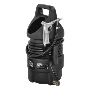 En svart pneumatisk sandblaster från Meec Tools, byggd med robust struktur, inkluderar ett handtag, en fastsatt sprutpistol, en spiralad slang, Meec Tools-logotypen på framsidan och en munstycksanslutning placerad vid basen.
