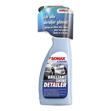 En ljusblå sprayflaska med Sonax Quick Sheen XTREME Brilliant Shine Detailer. Etiketten lyfter fram dess användning på billack, krom, plast och gummi, och inkluderar en bild av en silverfärgad sportbil.
