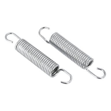 Två identiska studslingsmetallfjädrar med krokändar, en något ovanför och till vänster om den andra.