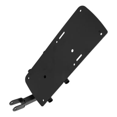 En svart metallfästsplatta märkt "Pedal Left F. 009189" med flera hål och spår visas i en vinkel. Ena änden av fästet har en utstickande gaffelfästpunkt.