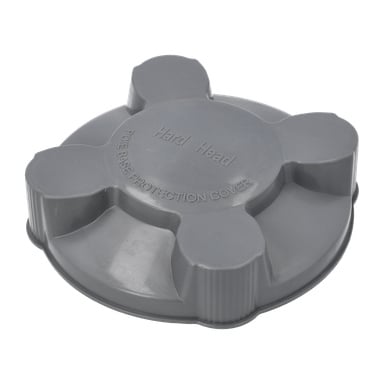Ett runt grått plastlock för stolpfästen med upphöjda ytor och formgiven text med texten "Hard Head" och "POE BASE PROTECTION COVER".
