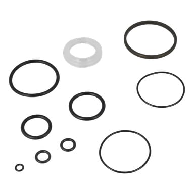 Et pakningssett for en vedkløyver med ni svarte gummi-O-ringer i ulike størrelser og én gjennomsiktig plastring, arrangert sammen.