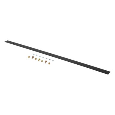 Wear Bar Snow Plough 003067, en lång svart metallremsa med förborrade hål, sitter bredvid tio bultar och fem muttrar.