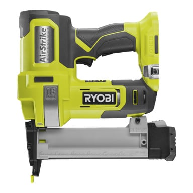 En Ryobi One+ Staple Gun R18GS18-0 utstyrt med AirStrike-teknologi, med gult og grått design, et svart teksturert grep, og bygget for bruk med 18 gauge spiker. Verktøyet inkluderer et gjennomsiktig batterirom og målelinjer på neglemagasinet.