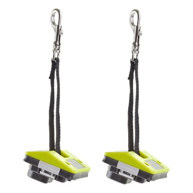 Kaksi vastaavaa Ryobi One+ Hanging Storage -yksikköä ONE+ työkaluille (RLYARD 2 -paketti) on esitetty vierekkäin. Jokaisessa on kelta-musta kuvio, johon on kiinnitetty mustat hihnat ja metallikiinnikkeet.