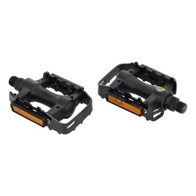 Mustat Pedals-maastopyörän polkimet oransseilla sivuheijastimilla kahdesta eri kulmasta.