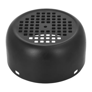 Ett svart, rundat metalllock med ett rutnät av fyrkantiga hål på toppen och två små hål vid basen, som fungerade som ventil eller skydd.