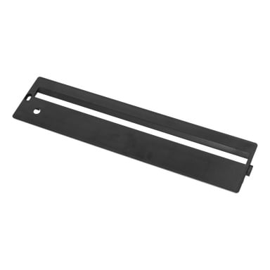Rektangulär svart plastpanel med bordssåg med bred horisontell slits och ett runt hål i ena änden.