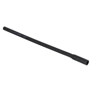 En svart bränsleslang, avsmalnande i ena änden, har märkningen C H 241016B6FT L08 tryckt längs ytan.