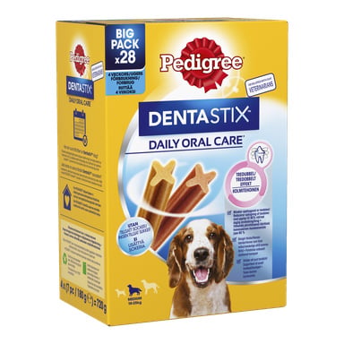 En 28-pack låda med Dentastix Chewing Sticks för medelstora hundar, med två godisar, produktinformation och en bild på en hund på framsidan. Förpackningen visar att den innehåller 28 pinnar för fyra veckors användning.