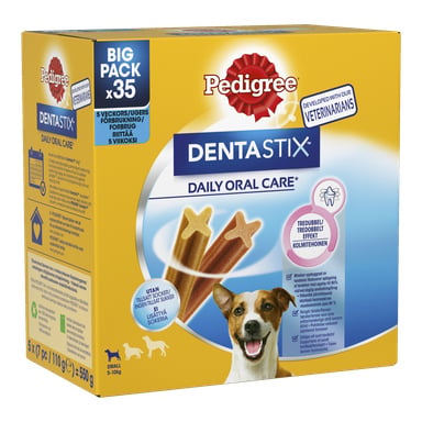 En gul Dentastix-låda märkt "Daglig munvård" innehåller två bruna tuggpinnar, en bild på en hund och produktdetaljer. Förpackningen innehåller 35 pinnar för små hundar.