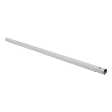 En slät, blank hörn-tältstång i garaget med två små hål nära ena änden är placerad diagonalt.